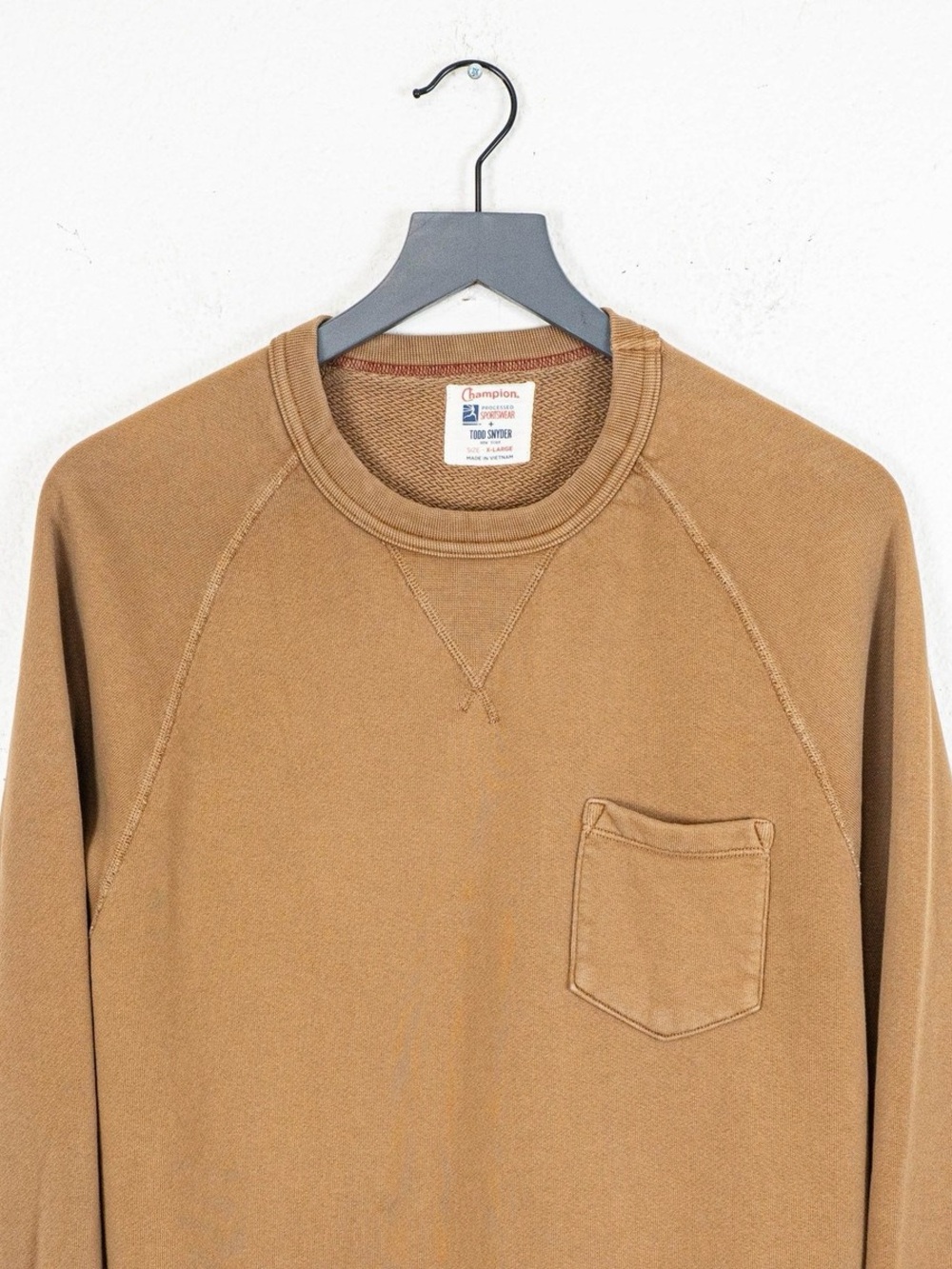 Todd Snyder / Champion Men’s Crewneck Pocket Sweatshirt - Tan Hickory Brown